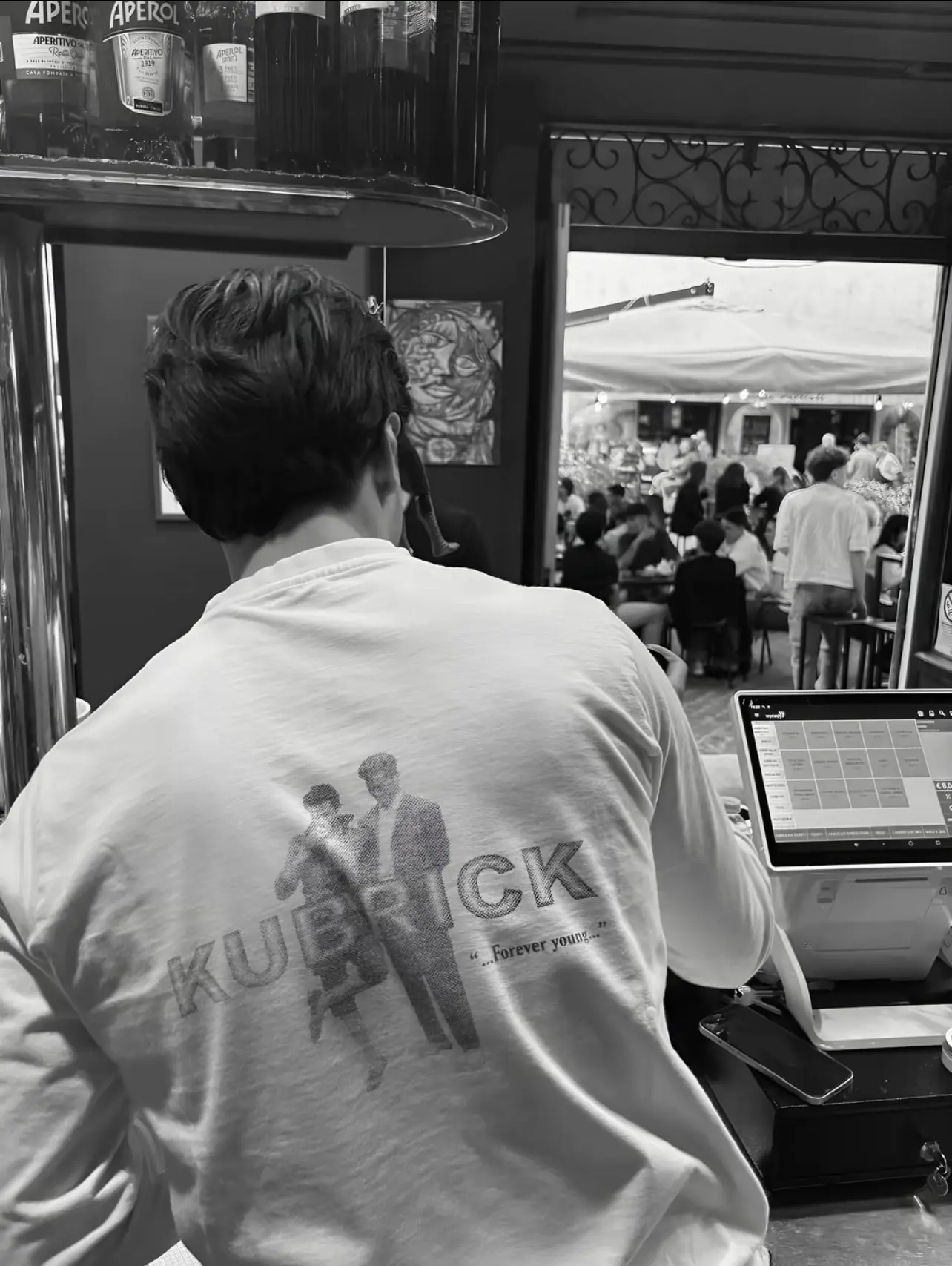 Il giovane staff del Kubrick Lounge Bar con il locale pieno